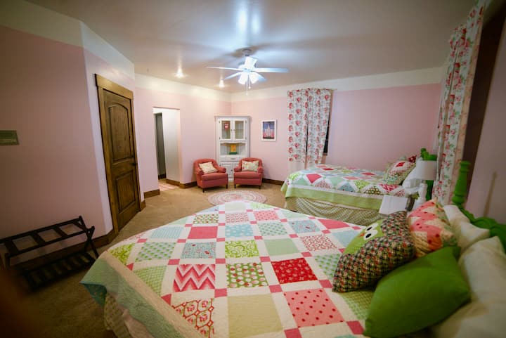 أسرّة كوين مريحة في غرفة الورود ،  أو مجرد الاسترخاء والدردشة 