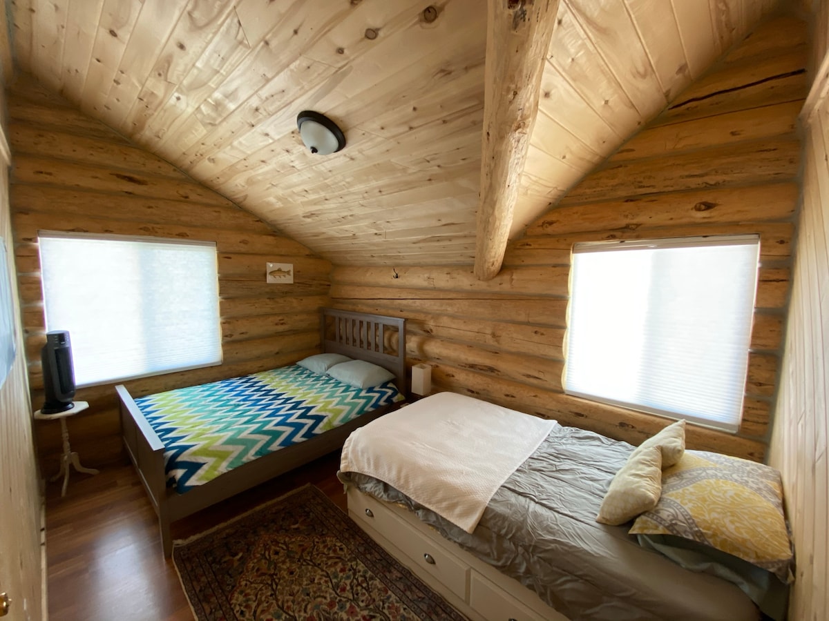 חדר שינה עליון מס '2 - הידוע גם בשם "חדר הנהר ".  מיטה זוגית אחת ומיטה זוגית אחת.  הנוף משקיף לכיוון הנהר, המשקיף על "חצר" ובור אש.  