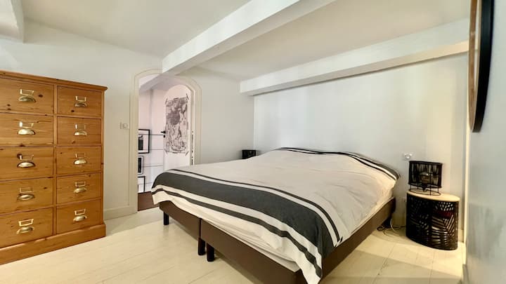 chumba cha kulala 1 mpangilio mkubwa wa kitanda