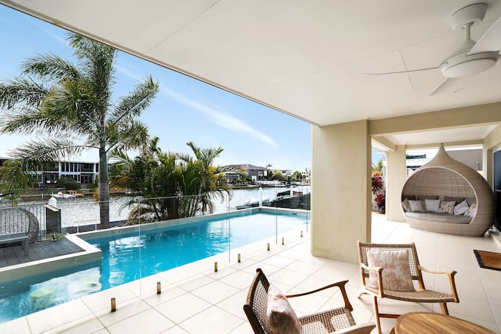 Pet Friendly & Solar Heated Pool- Canal front Home