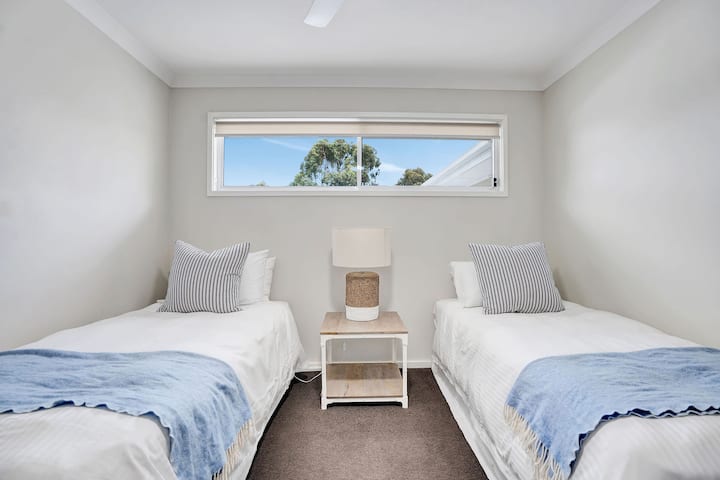 Горе - спална соба 3 (2 поединечни или 1 брачен кревет (широк 180 - 1 брачен кревет). Стандардно како 2 x синглови, освен ако не е побаран брачен кревет.