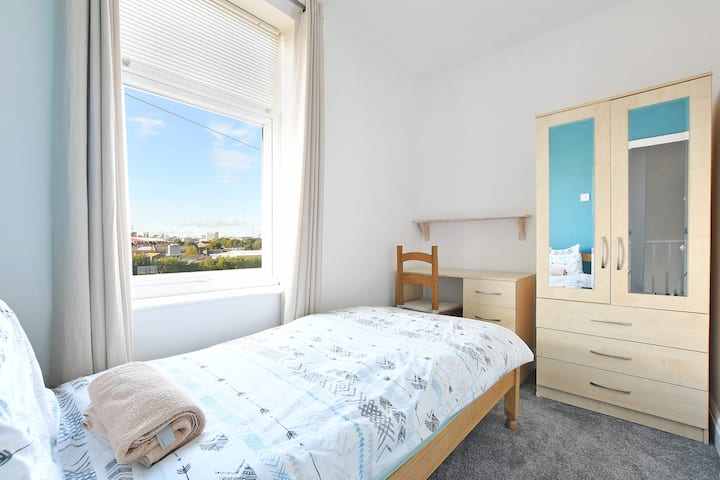 Een slaapkamer met de perfecte ontspannen sfeer en raam voor goede ventilatie.