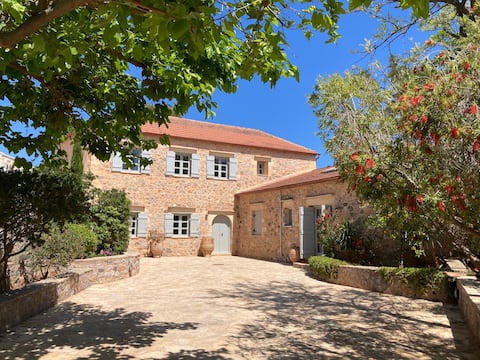 Villa Magdalena, Kefalas