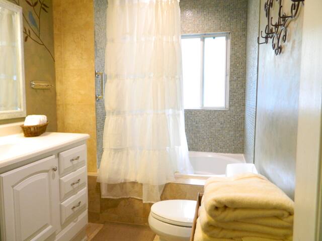 Meet me on the Front Porch! 3/2 Tiki Hut! Too Cute gallery image 5