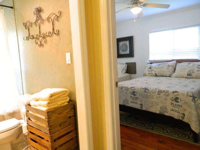 Meet me on the Front Porch! 3/2 Tiki Hut! Too Cute gallery image 4