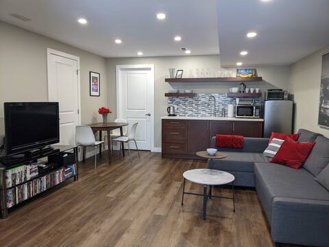 Top Airbnb: BEAUTIFUL Private 1 BR Suite in Central Calgary in Renfrew