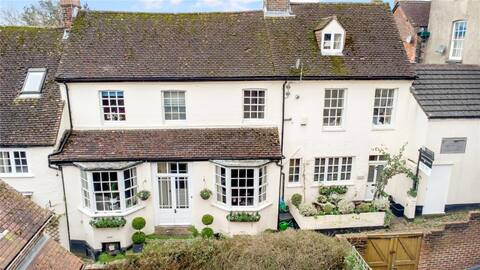 Beautiful 17th century coach house off high street