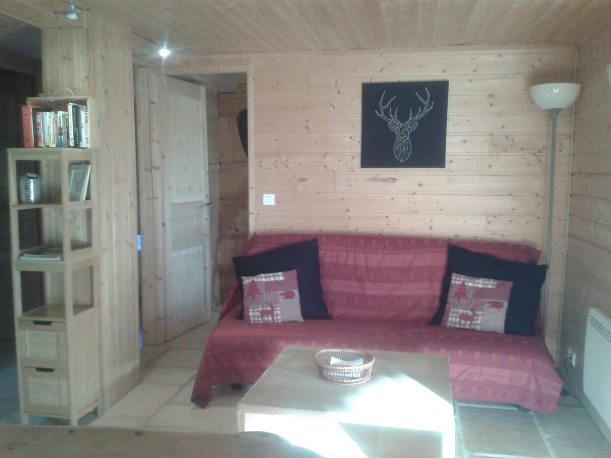 Popular Airbnb listing: Bottom of a quiet Canadian cottage, 500 m to the slopes. in Bolquère