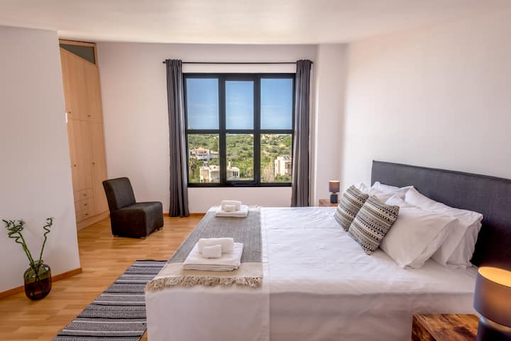 卧室位于别墅的二楼，配有一张加大双人床和独立卫生间，提供舒适和宁静。还配有43英寸电视和空调。