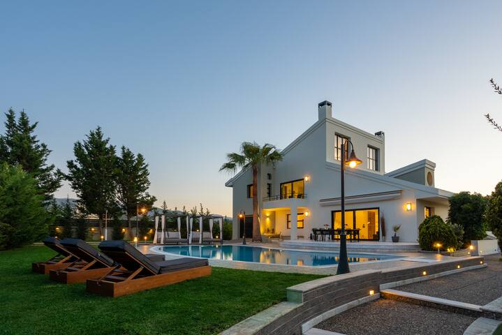 Gregory’s Villa – 18m Heated Pool, Chania, Crete gallery image 3