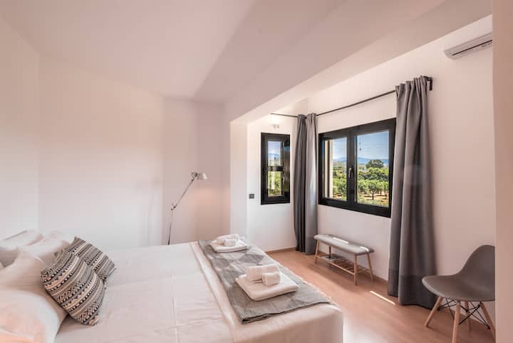 4号卧室配备两张酒店单人床，可合二为一，变成一张加大双人床，配备43英寸电视和空调，舒适灵活。