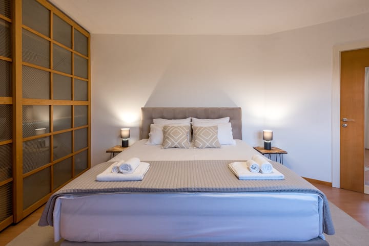 主卧设有一张加大双人床和一个大型内置衣柜，完全由橡木制成，有两扇重叠的门。
还配有55英寸电视和空调。