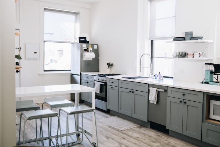 Large 2BD Apartment in Lincoln Park, Sleeps 6