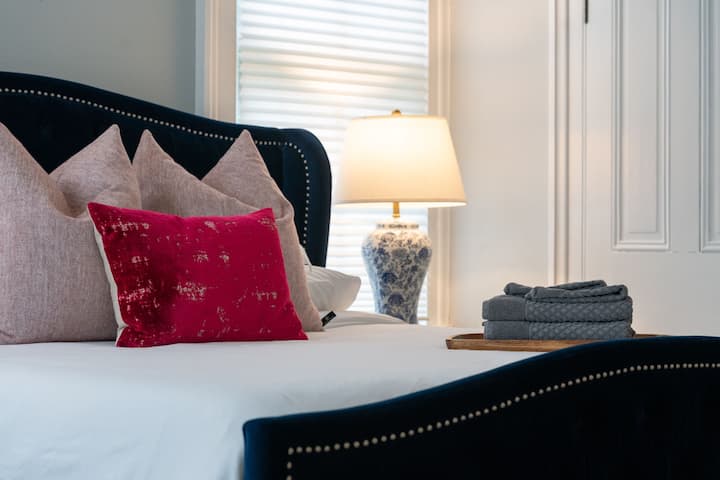 1 od 4 spavaće sobe, ova se nalazi na 1. katu. Bračni krevet (180x200).