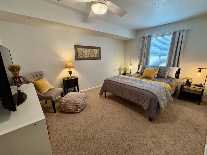 Lala kwa starehe katika kitanda hiki chenye mashuka na starehe zenye ubora wa hoteli.