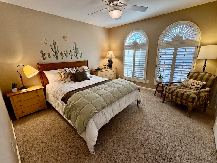 Lala kwa starehe katika kitanda hiki chenye mashuka na starehe zenye ubora wa hoteli.