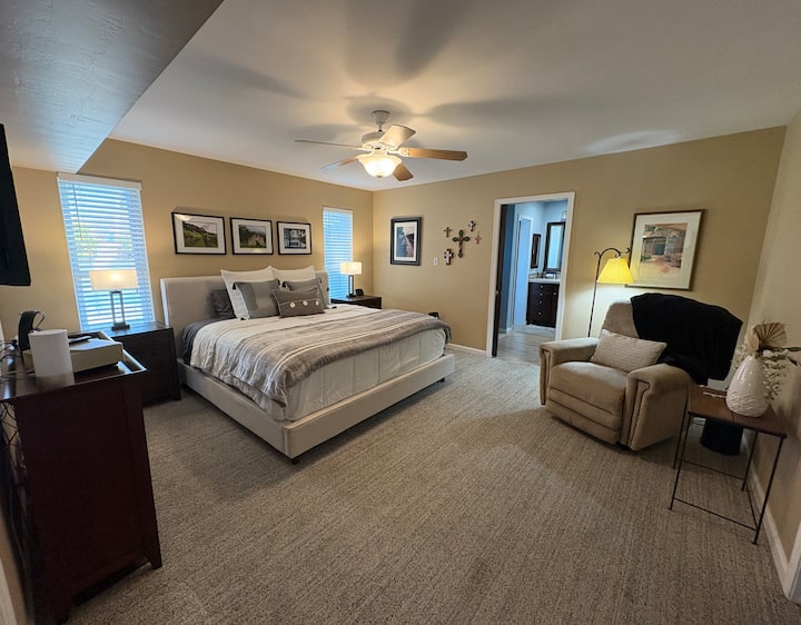 Pumzika na ulale kwa amani katika kitanda hiki cha King kinachoweza kurekebishwa chenye mguu na nyuma na mashuka na starehe za kifahari zenye ubora wa juu.