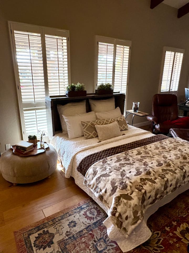 Lala kwa starehe katika kitanda hiki chenye mashuka na starehe zenye ubora wa hoteli. Kitanda hiki kiko katika sebule tofauti na chumba cha familia na jiko na ni kitanda cha Muphy kwa ajili ya sehemu ya kulala iliyoongezwa. 