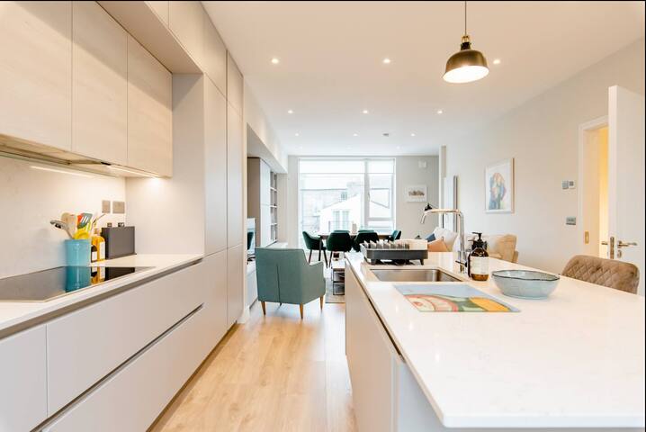 Stylish & Central 3 Bed House by Grand Canal Dock gallery image 4