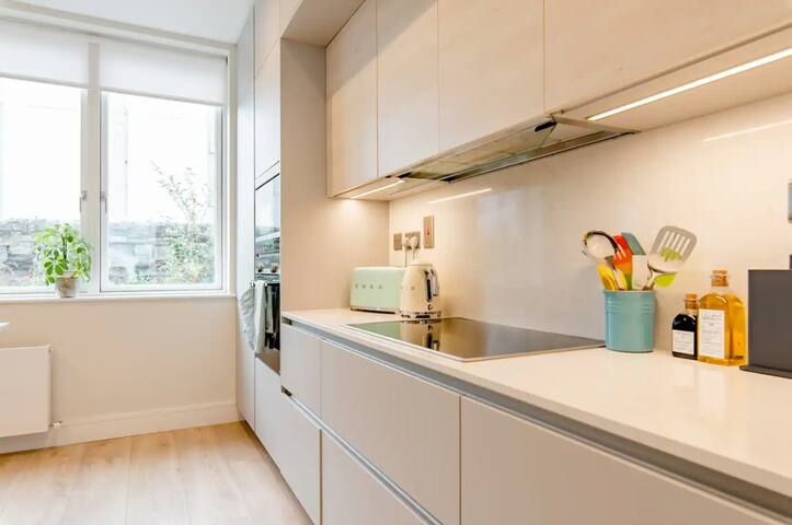 Stylish & Central 3 Bed House by Grand Canal Dock gallery image 3