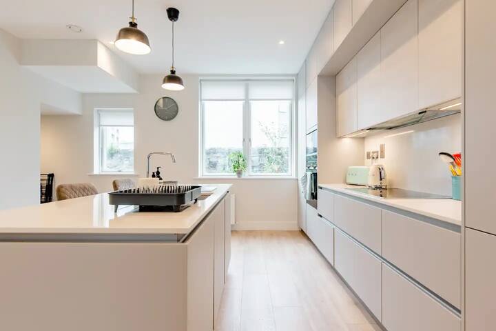 Stylish & Central 3 Bed House by Grand Canal Dock gallery image 2