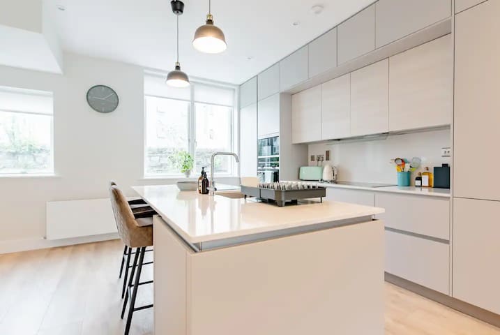 Stylish & Central 3 Bed House by Grand Canal Dock