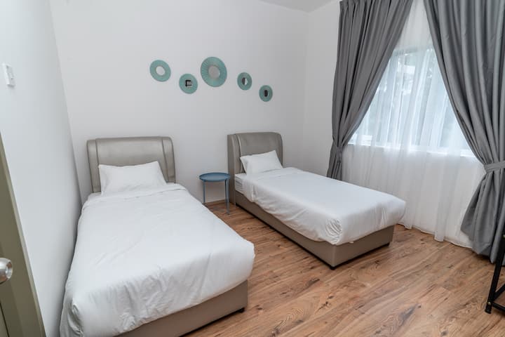 غرفة نوم 1- غرفة نوم واسعة بسريرين مفردين