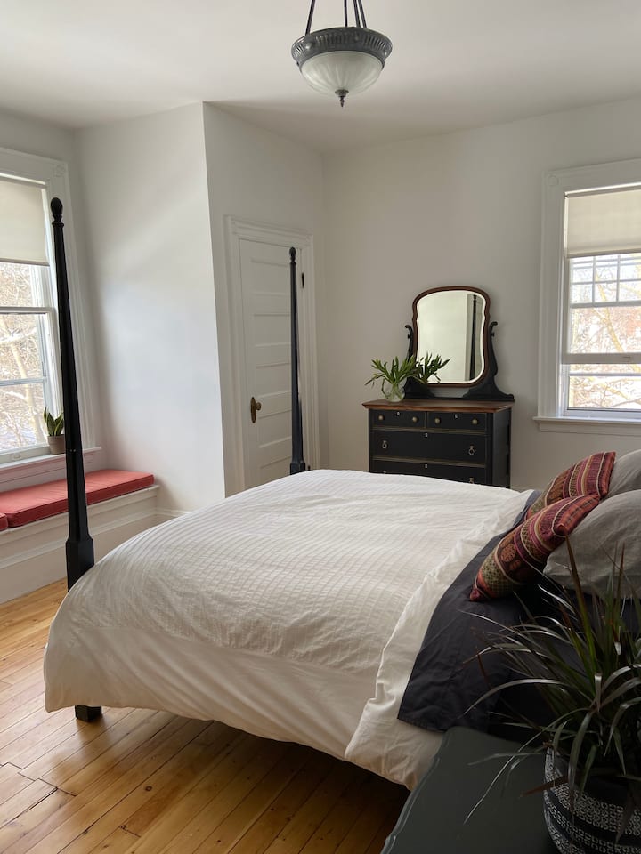 Large Guest Bedroom #1 (Queen Sized Bed)