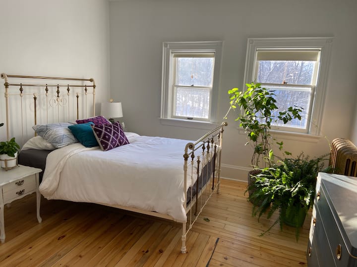 Large Guest Bedroom #3 (Queen Sized Bed)