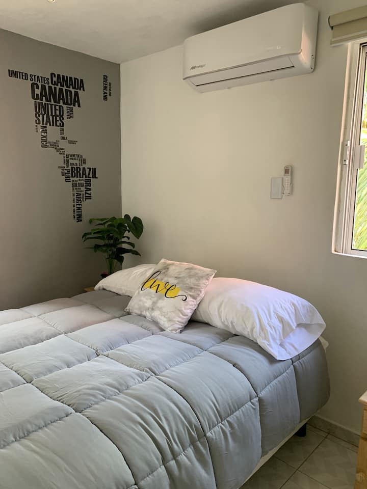 Možete se udobno odmoriti u ovoj sobi jer ima klima-uređaj i bračni krevet, a tu je i prostor za odlaganje odjeće ili prtljage.