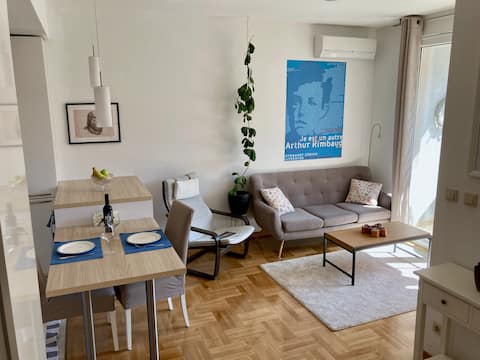 Top performing Airbnb: Philosopher's Home in Grad Split