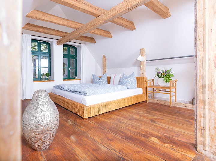 קן נעים בעליית הגג: בחדר השינה המרווח עם מיטה זוגית בגודל 1.80 מטר יש גם אפשרות למיטה נוספת. 