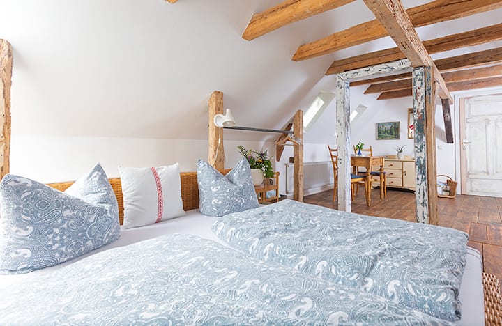 קן נעים בעליית הגג: בחדר השינה המרווח עם מיטה זוגית בגודל 1.80 מטר יש גם אפשרות למיטה נוספת. 