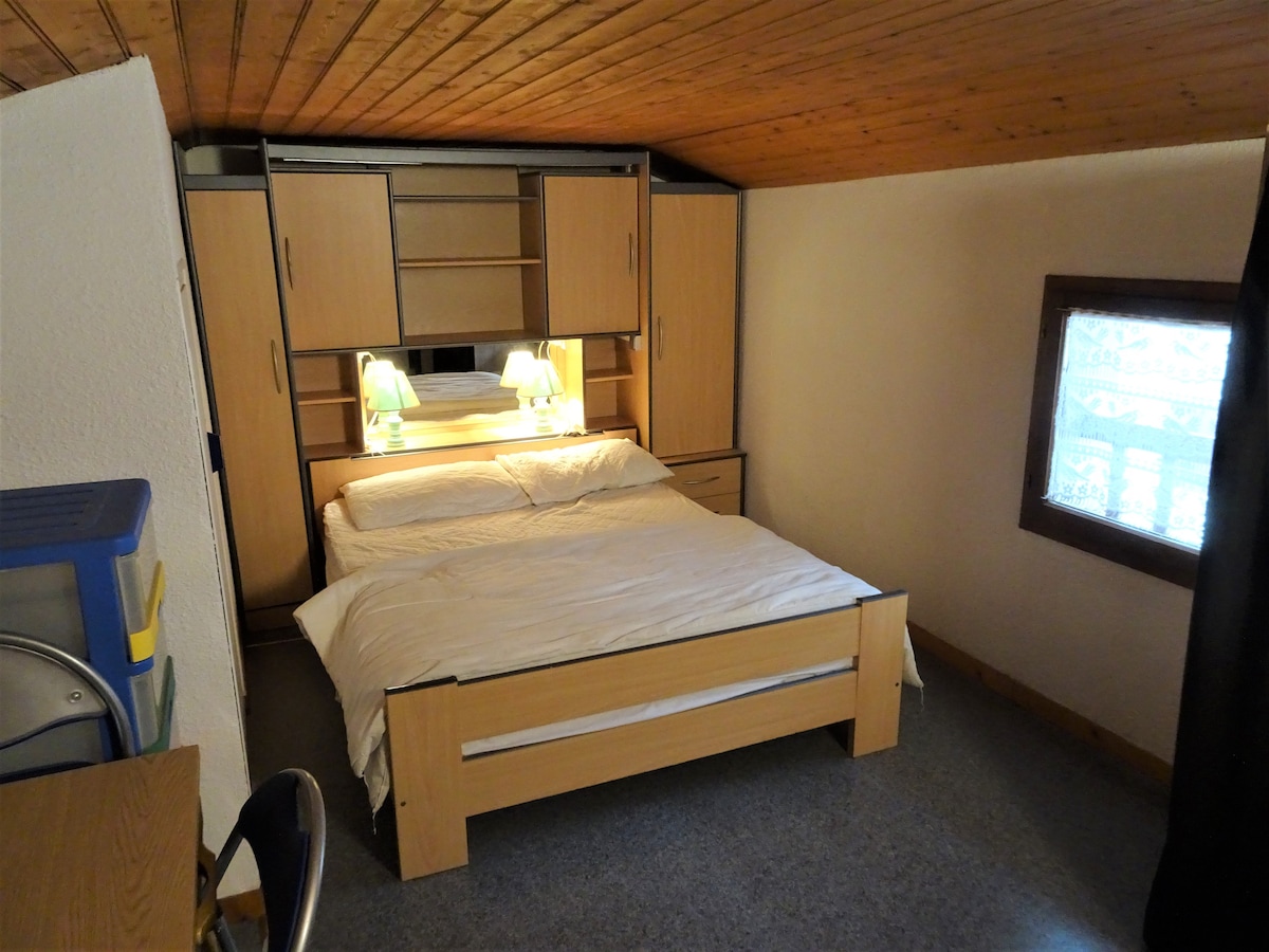 קומת ביניים עם מיטת דק לאחסון