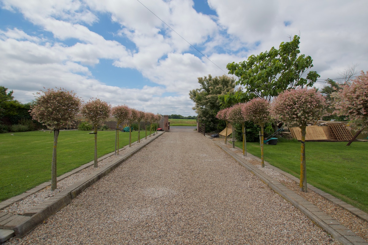 5-Bed detached family home, close to wedding venue