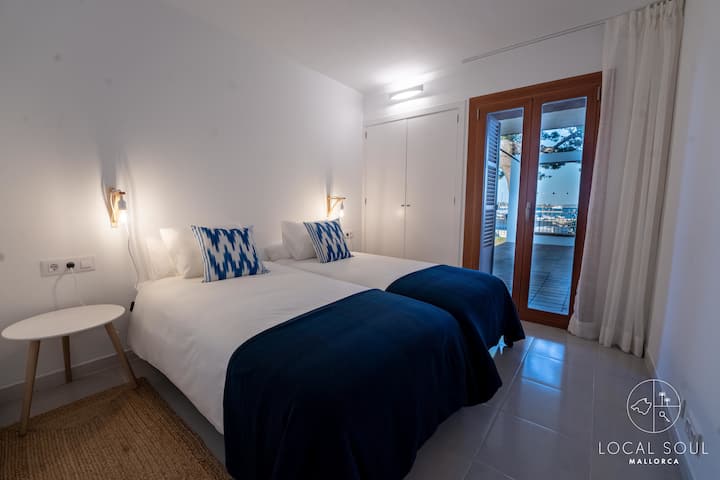 Dhomë gjumi kryesore me banjë brenda në suitë dhe qasje të drejtpërdrejtë në tarracë.