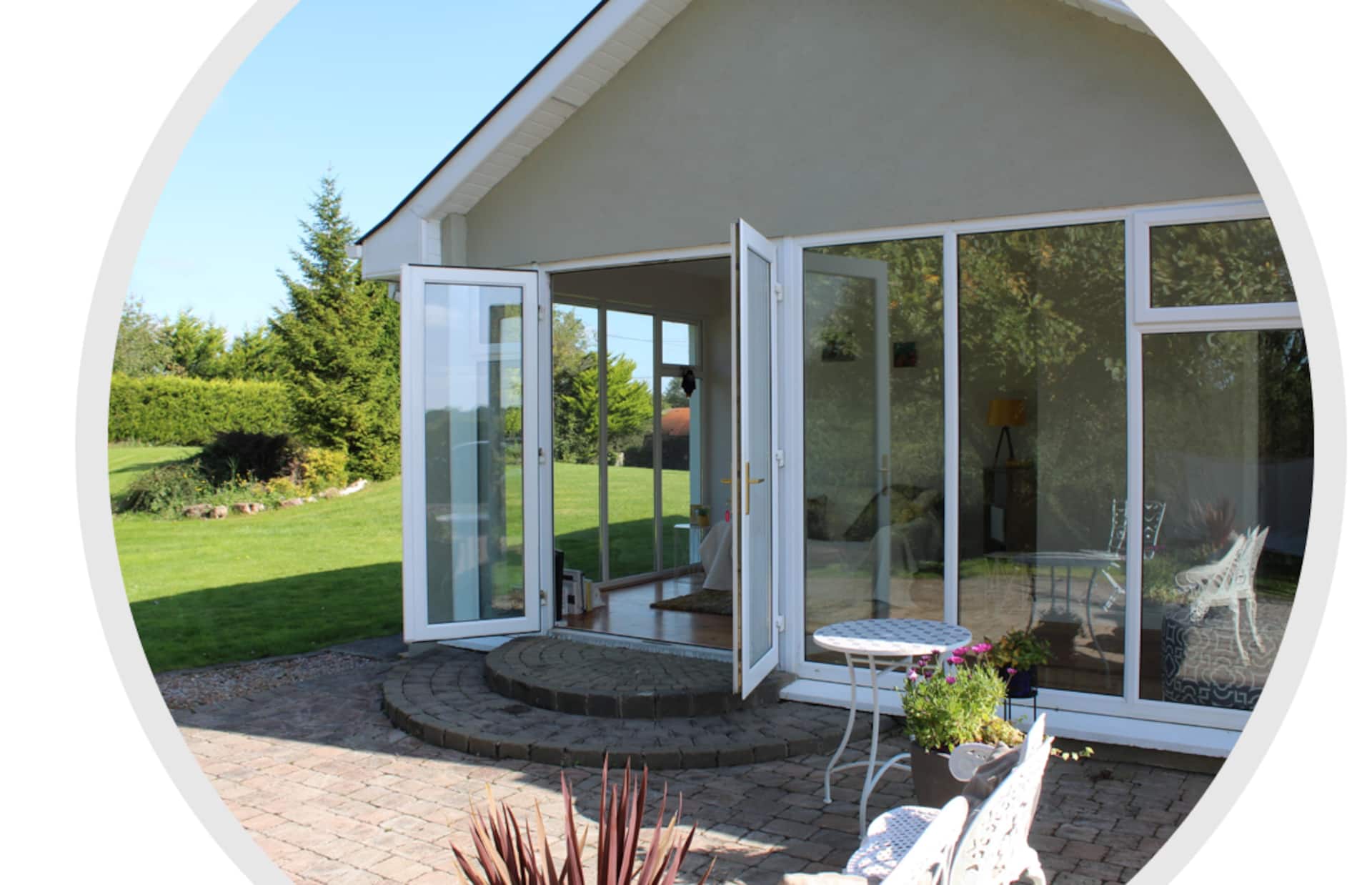 Luxury relaxation with sunroom & private apartment
