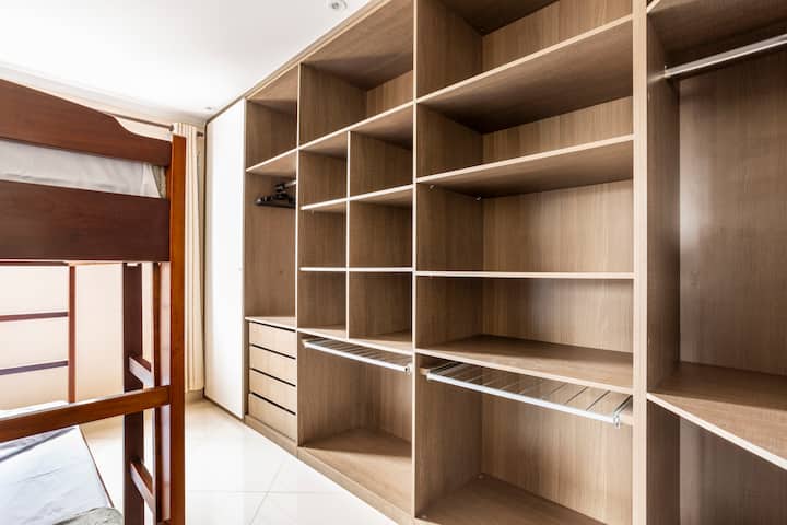 Ormar u sobi s krevetom na kat za dvije osobe 