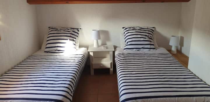 Habitación superior con 2 camas individuales y un vestidor disponible
