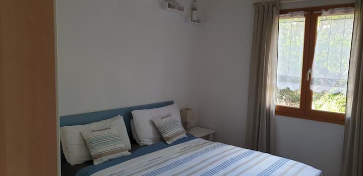 Habitación inferior con cama de matrimonio y armario