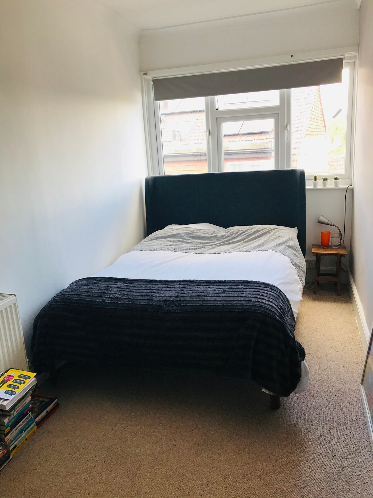 חדר שינה שלישי, מיטה זוגית, חלון גדול. 