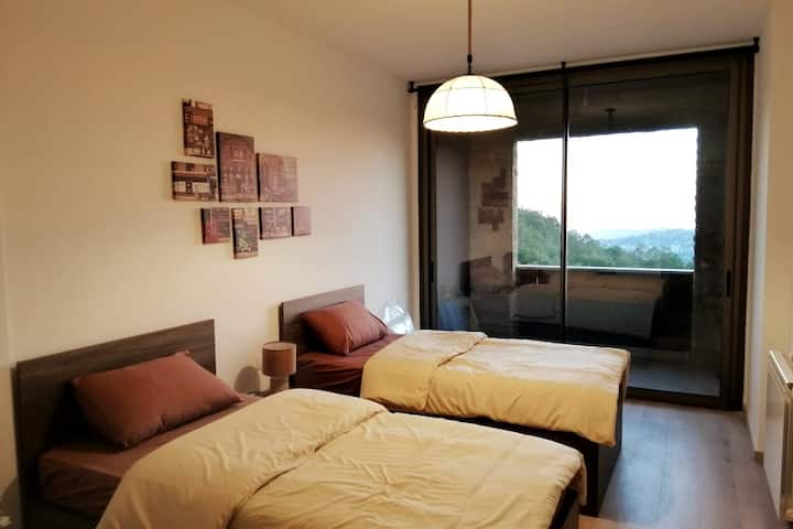 Спална соба за гости со балкон и 3 кревета, вклучувајќи и кревет во фиока