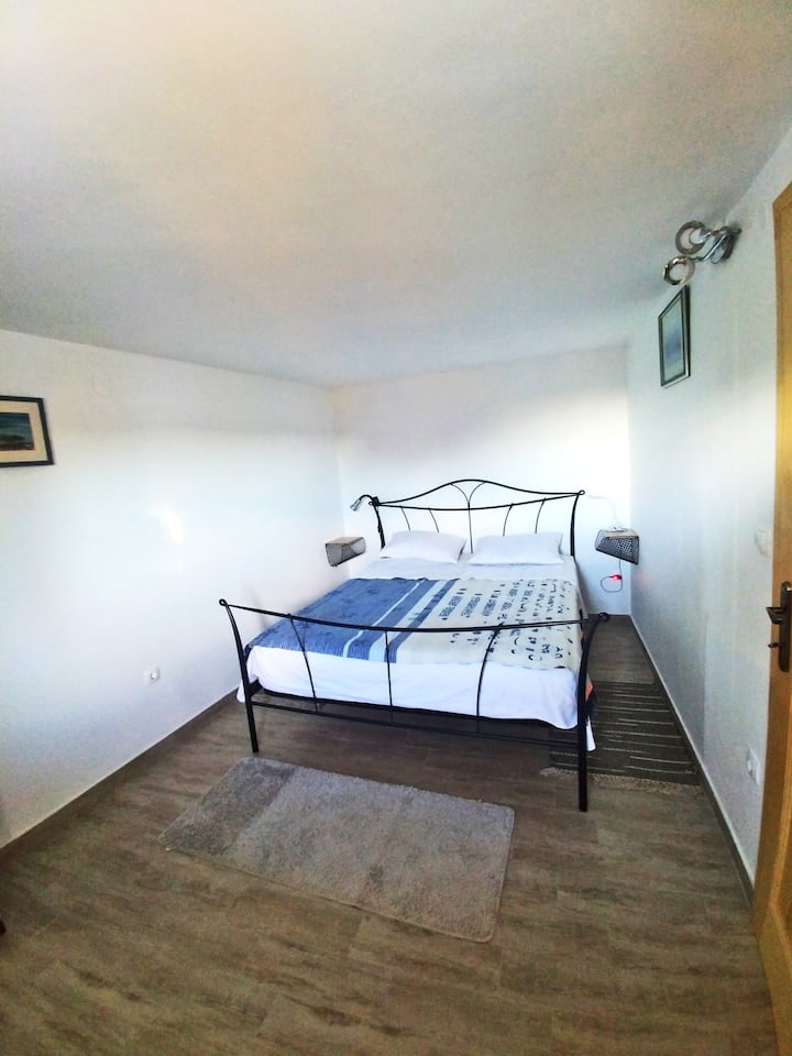 מיטת קווין סייז בחדר השינה