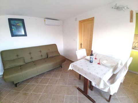 Top performing Airbnb: A Robinson house by the sea in a green olive grove in Općina Primošten