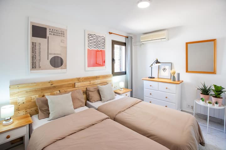 Habitación con 2 cama de 90 cm, en casa de una reserva para 2 parejas la cama puede ser juntada y hacer una cama de 180cm big size