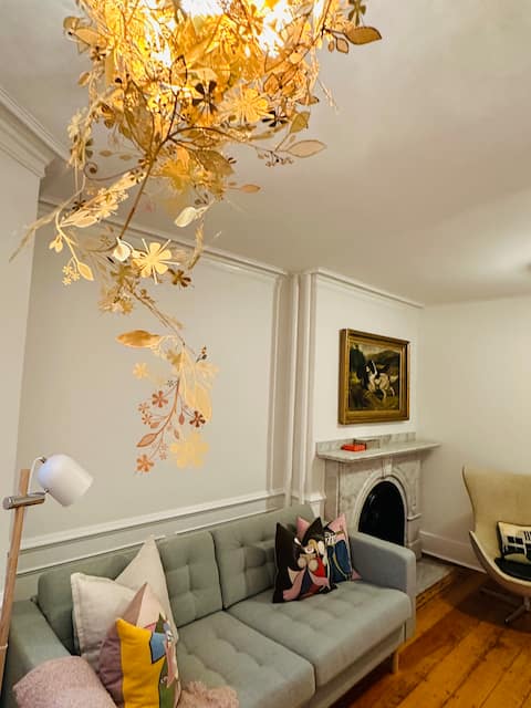 Top performing Airbnb: Charming 1 bed S End freshly painted new mattress in South End