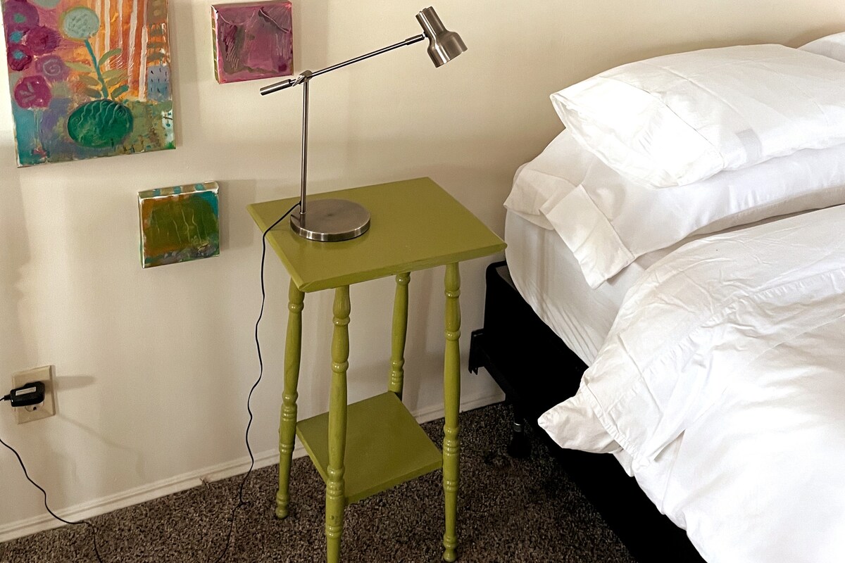 חלל שקט בלופט עם מיטת קווין סייז נוחה במיוחד ושמיכה!!