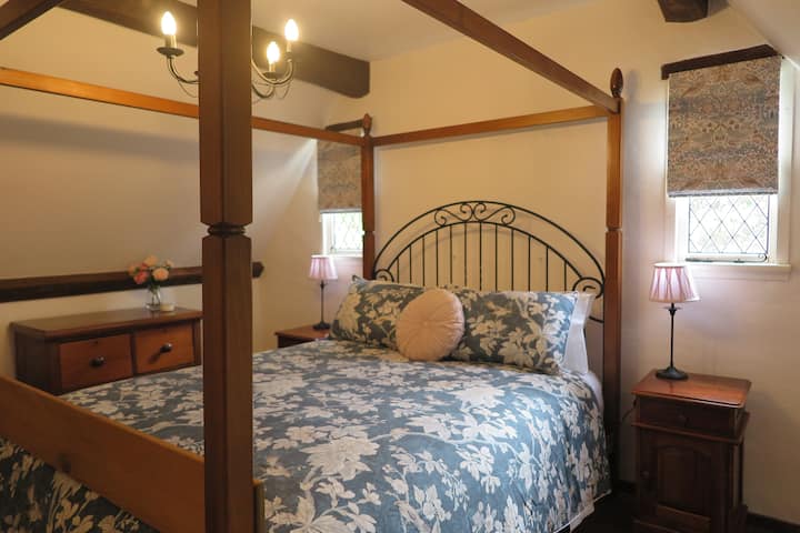 romantic four-poster bed