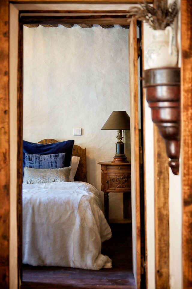 云室-带套房设施的双人床或双人床。毛毯、厚羽毛被子、纯棉床单、令人惊叹的睡眠和充电房间。 