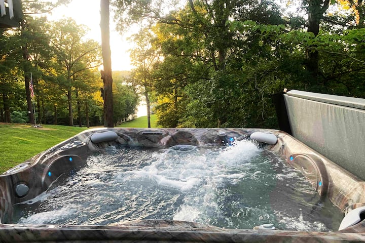 Hot tub, kayaks! Fall weekday specials